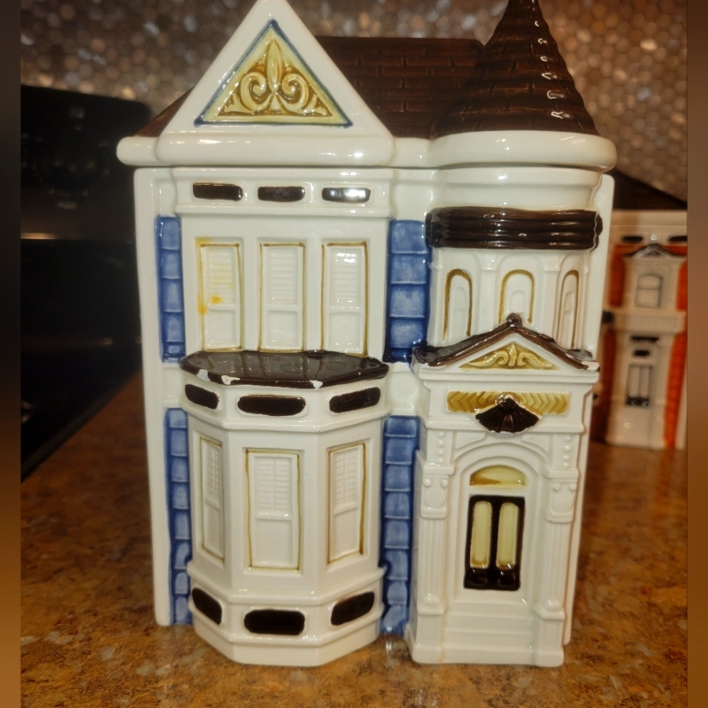 Canisters Victoria type Houses